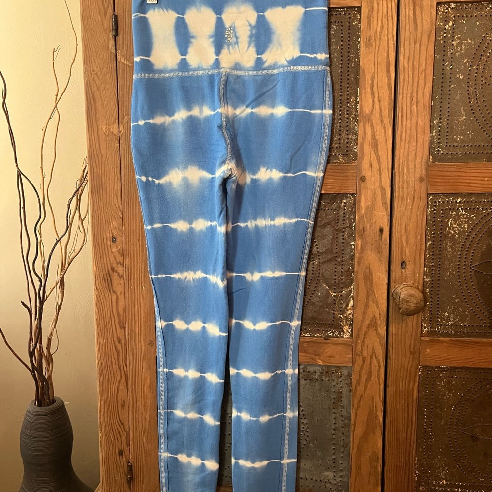 FREE PEOPLE MOVEMENT Blue and White Tie-Dye Leggings - Picture 6 of 7